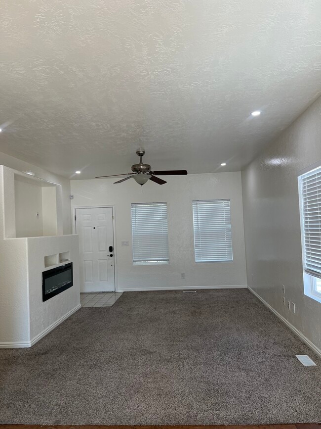 Building Photo - 4146 NE Pinion Cir