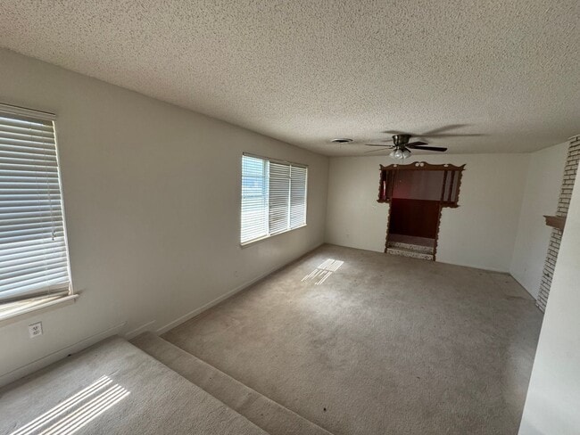 Building Photo - Spacious 3 bed, 3 bath home on corner lot!