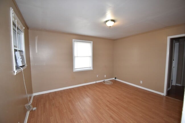 Building Photo - 470 Circle Dr