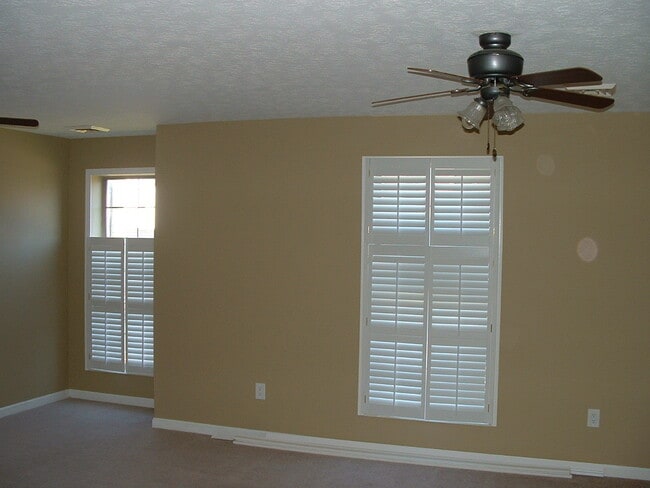 Building Photo - 3 Bed Condo $999 Per BR! (Was $1,490)