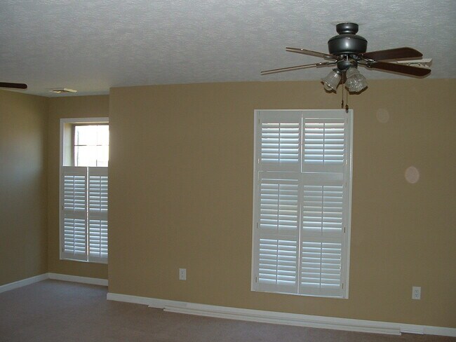 Foto del edificio - 3 Bed Condo Specially Priced at $1,199/BR (Was $1,490)