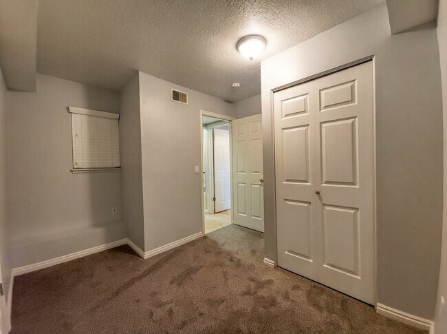 Building Photo - 5614 Meadow Ln