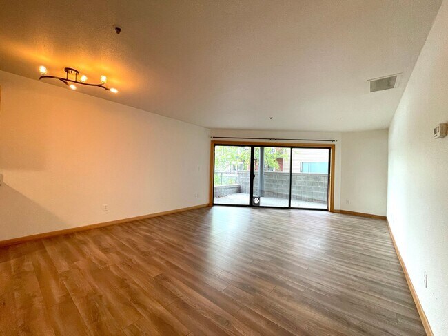 Foto del edificio - Waterfront Condo in McCormick Pier with Wa...