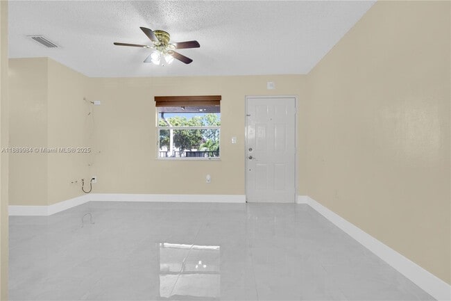 Building Photo - 2560 W 60th St