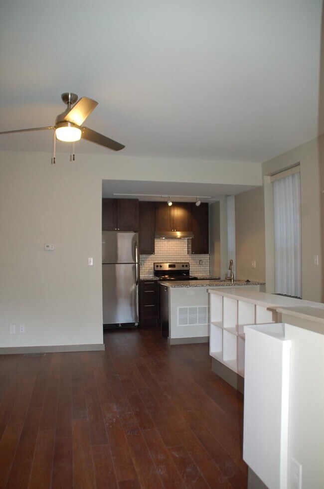 Building Photo - 842 Park Ave