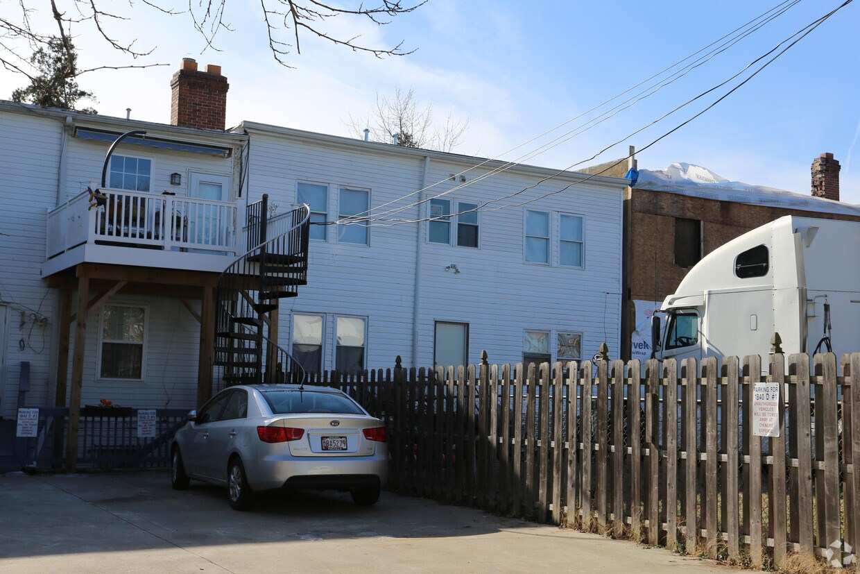 Building Photo - 1836 D St NE