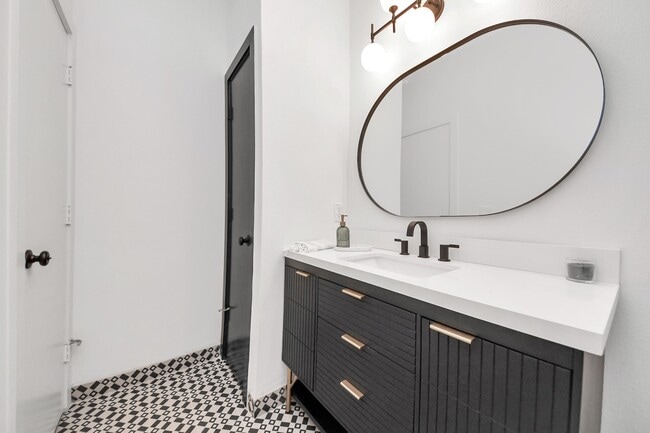 Building Photo - 1014 Montrose Blvd