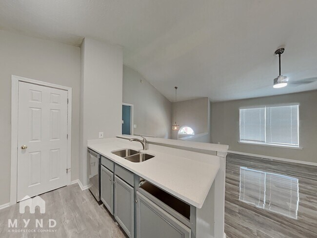 Building Photo - 3708 Oakwood Manor