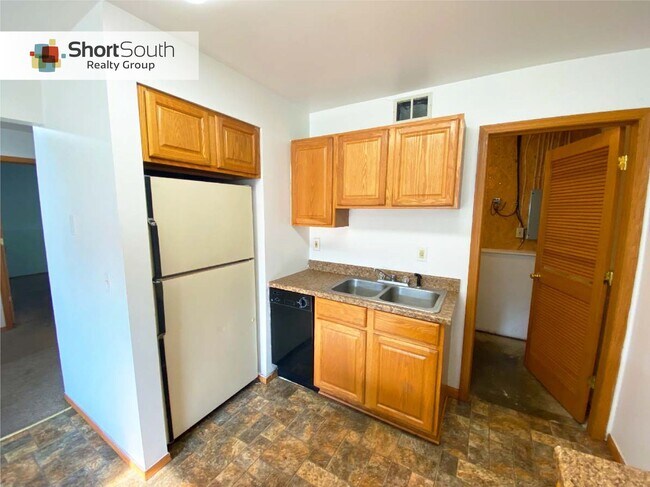 Building Photo - 4 bed 2 bath Single Family Home