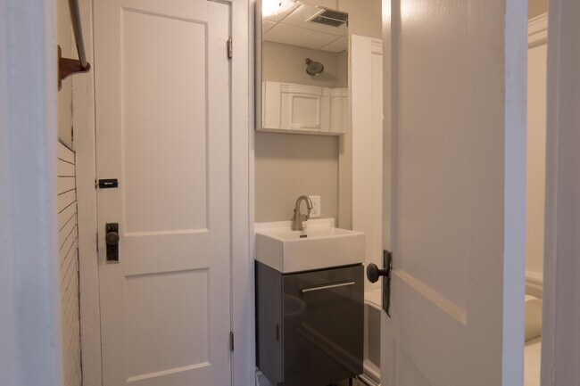 Foto del edificio - Three Bedroom Two Bathroom House For Rent