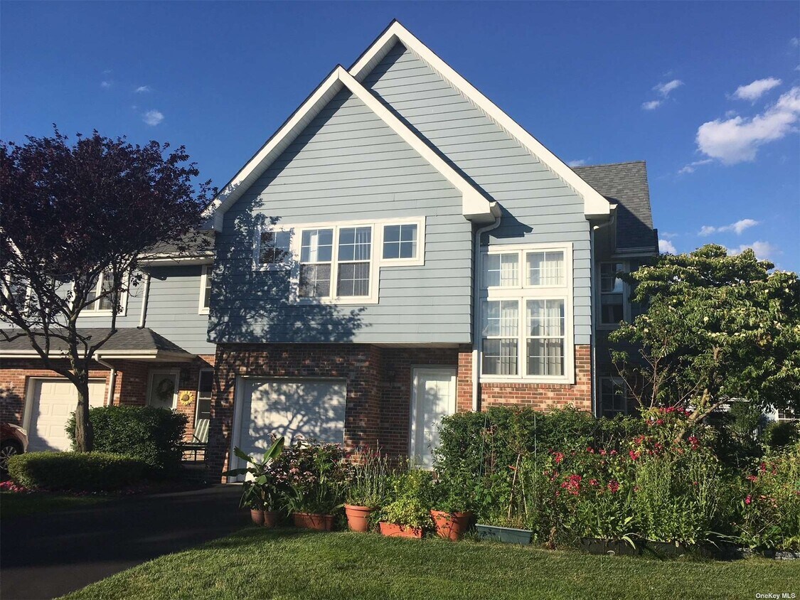 21 Goldenwood Cir, Central Islip, NY 11722 House Rental in Central
