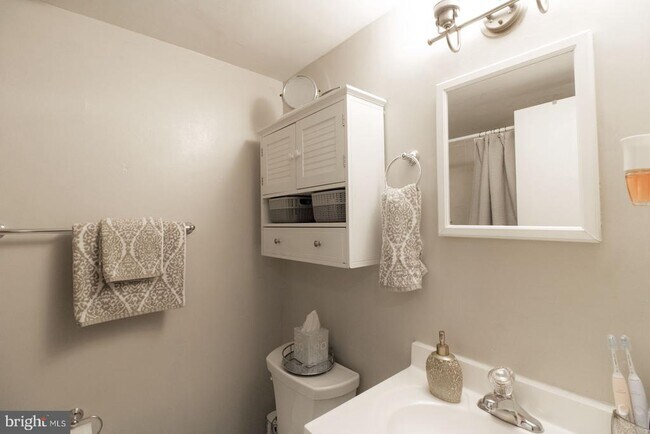 Building Photo - 3300 S 28th St