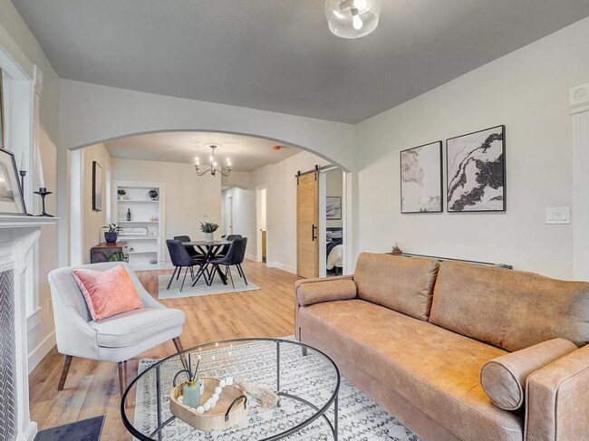 Living room - 433 S Logan St