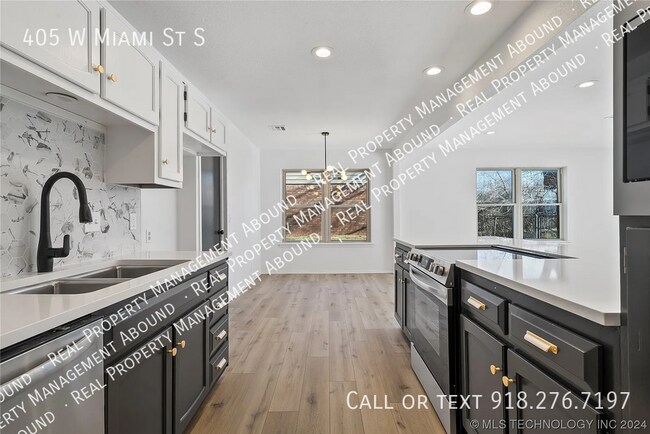 Building Photo - 405 W Miami St