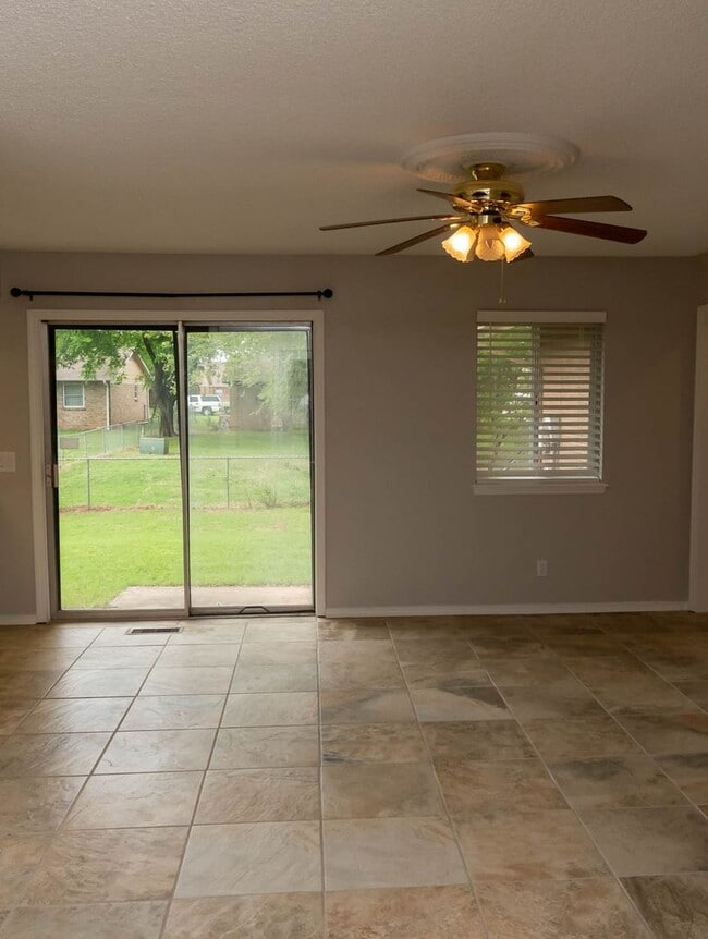 Building Photo - This Super Cute 3 Bed, 2 Bath, 2 Car Garag...