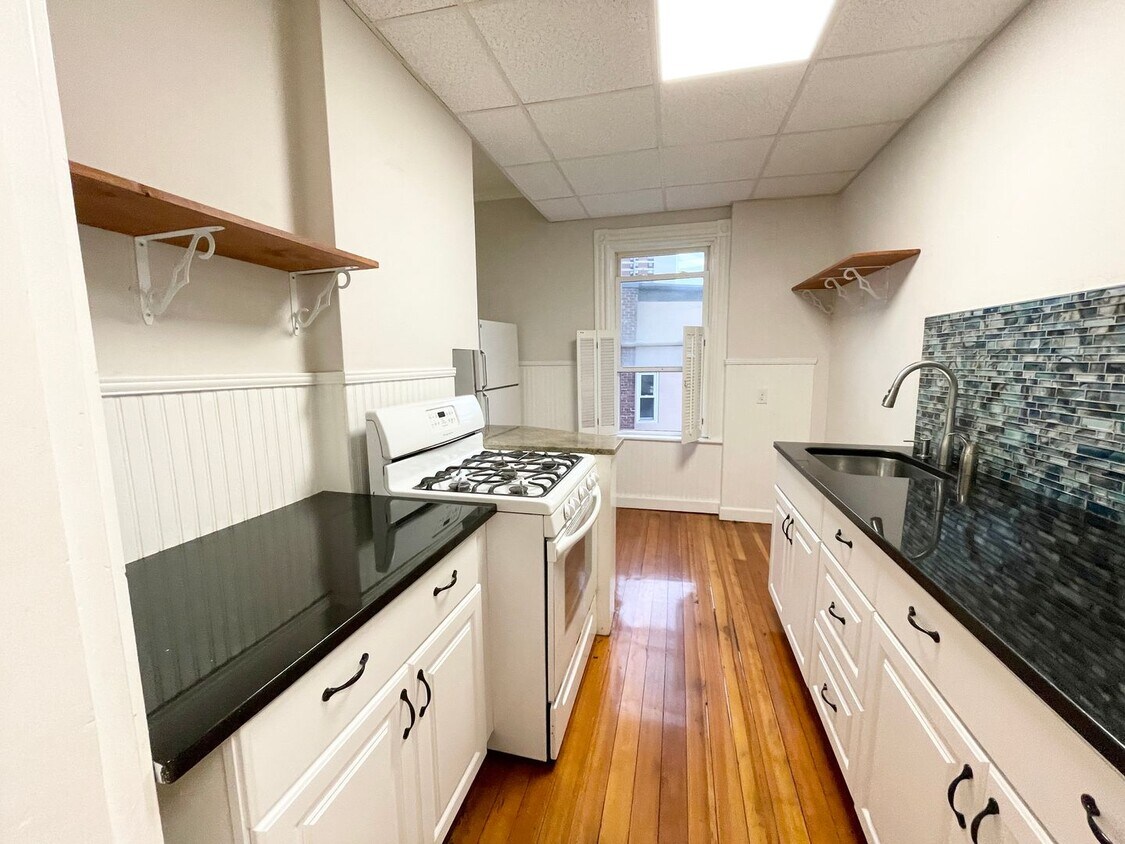 WOW! HUGE, RENOVATED MISSION HILL 6 BED ON PARKER HILL AVE FOR 9/1 - WOW! HUGE, RENOVATED MISSION HILL 6 BED ON PARKER HILL AVE FOR 9/1