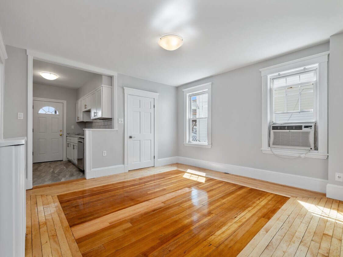 Primary Photo - Avl 6/1/26 No Fee! Renovated 4BR near Tuft...