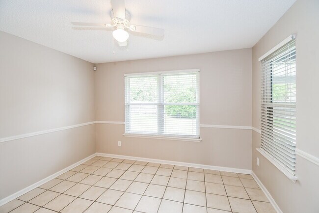 Building Photo - 3303 Hampstead Dr