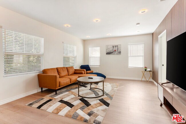 Foto del edificio - 1419 N Orange Dr