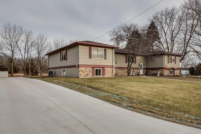 Building Photo - 720 Lakeview Dr