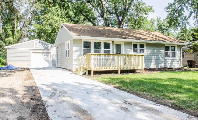 Building Photo - BEAUTIFUL KITCHEN! 2 CAR GARAGE!