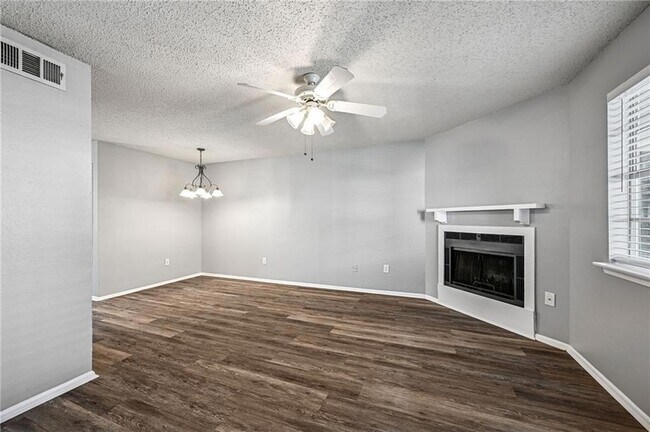 Building Photo - 737 Heavens Dr