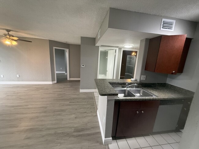 Building Photo - 2880 N Oakland Forest Dr