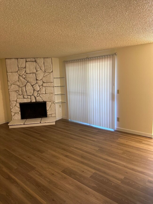 Building Photo - 3 bed/ 2 bath condo in Lynnwood!