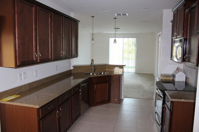 Building Photo - Call Ed for showings 352-217-0284