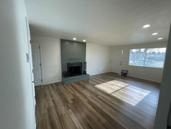 Foto del edificio - **AVAILABLE SOON** 3 Bedroom RANCH STYLE i...