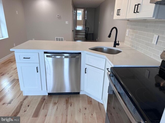 Building Photo - 2821 W Girard Ave