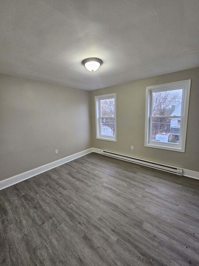 Building Photo - NEWLY RENOVATED HOME! AVAILABLE NOW!
