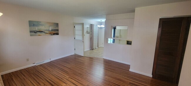 Foto del edificio - Available NOW! 2010 W Daytona 3 bed 2 bath...