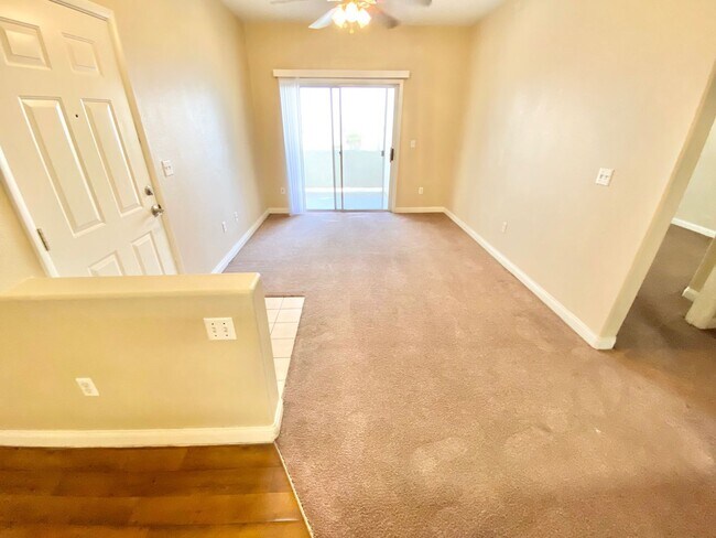 Foto del edificio - SPACIOUS 1 BEDROOM, 1 BATH GROUND-FLOOR CO...