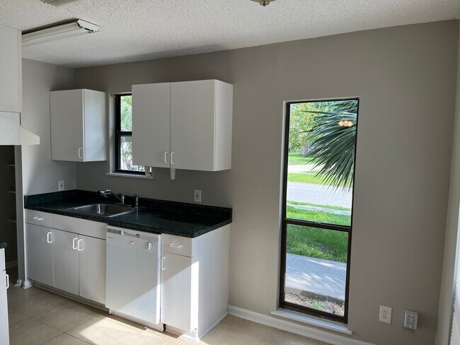 Foto del edificio - 7345 Boysenberry Ln N
