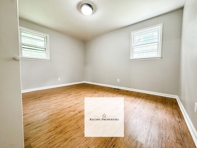 Building Photo - Charming Home in Laurens