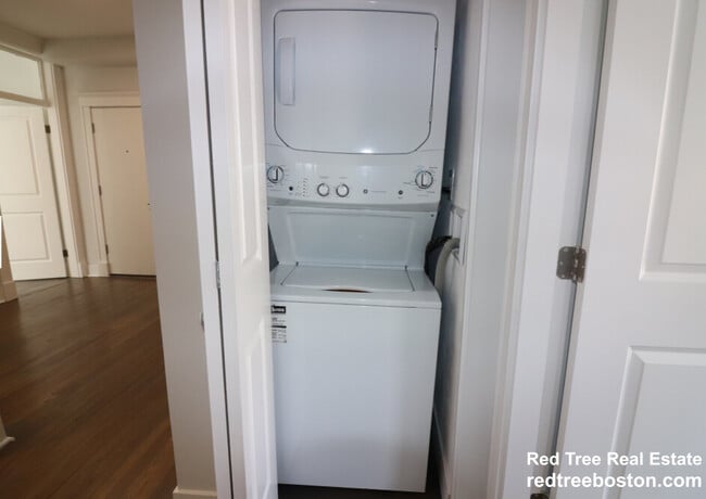 Building Photo - 81 Park Dr