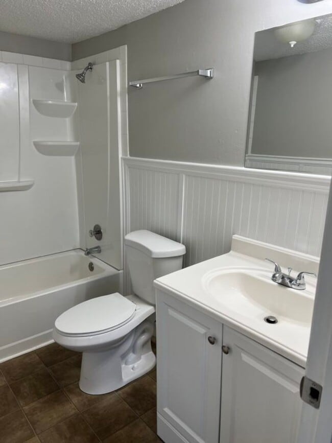 Building Photo - "Bright & Spacious 1BR/1BA with Open Conce...