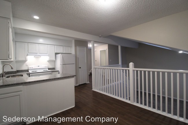 Building Photo - 105 N Saxony Dr