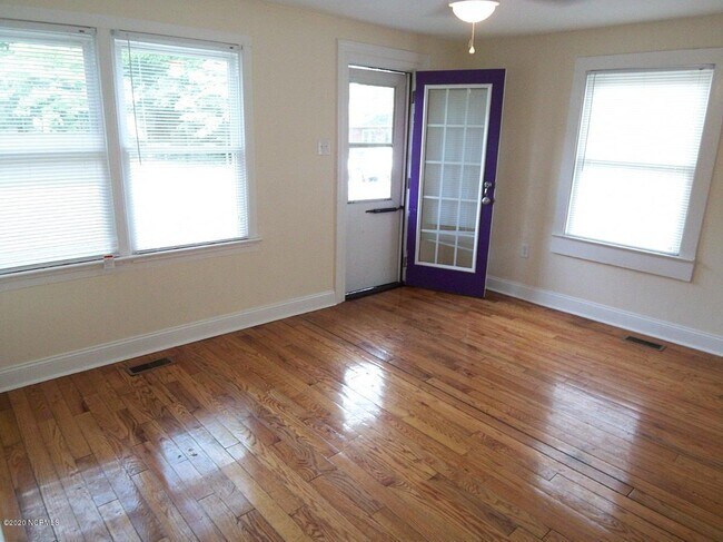 Building Photo - 305 S Elm St