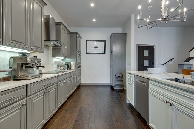 Building Photo - 2905 Parthenon Ave