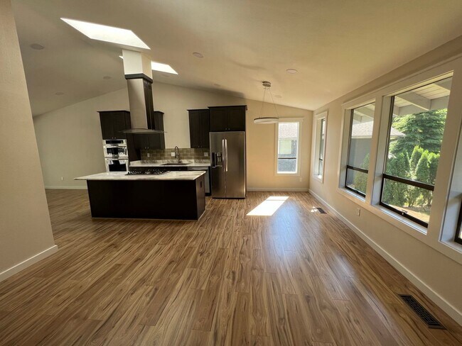 Building Photo - Spacious 5 Bedroom Home Available Now!