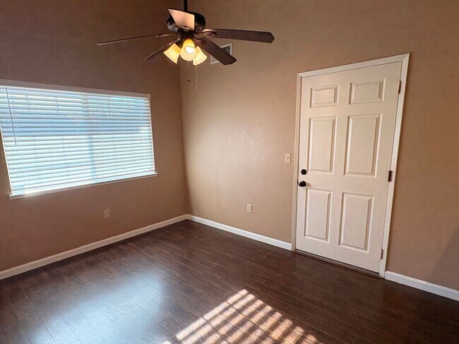 Foto del edificio - 2 WEEKS FREE RENT January Special - Roomy 4-bedroom house in Waterford