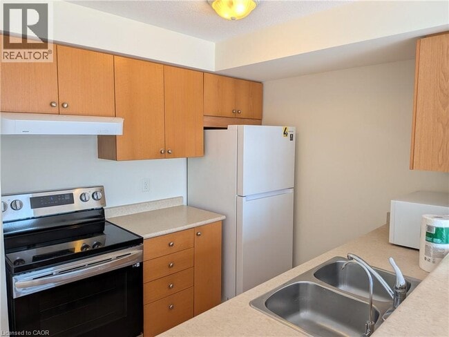 Building Photo - 45 Cedarhill Crescent