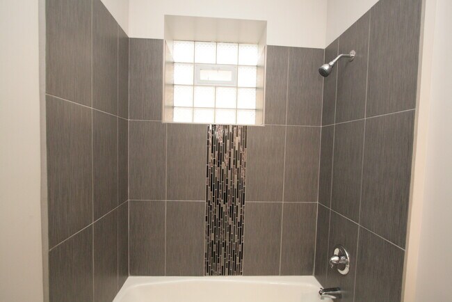 Foto del edificio - 1406 E 69th Pl