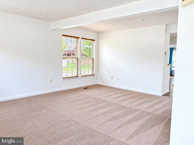 Building Photo - 8720 Thornbrook Dr