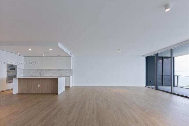 Foto del edificio - 700 NE 24th St