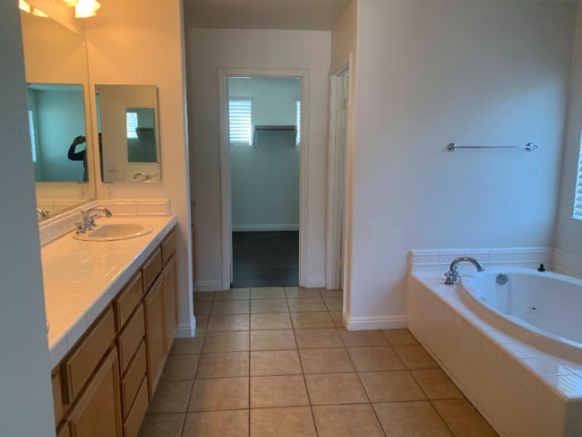 Building Photo - 2568 S Rochelle Ave