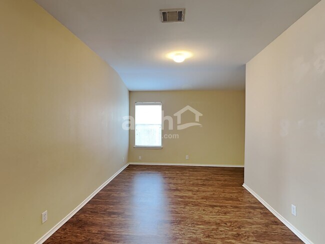 Foto del edificio - 8055 Chisos Oak Dr