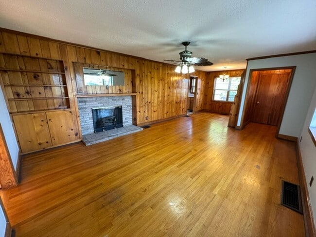 Building Photo - City of Maryville! 37804 - 3 bedroom, 1 bath home with many recent updates - Contact Tim Tipton 8...